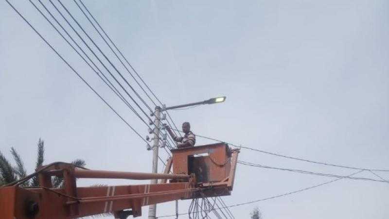 محافظ أسيوط: صيانة وتركيب كشافات جديدة لرفع كفاءة منظومة الإنارة بقرى مركز أبوتيج