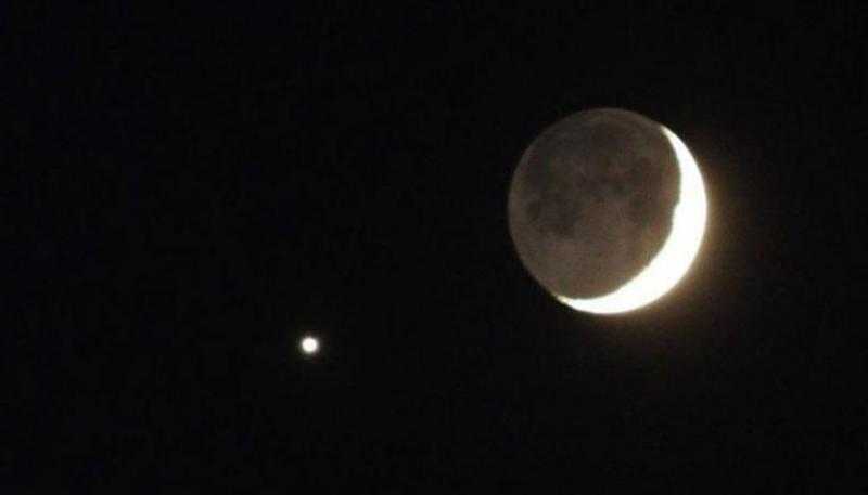 الليلة.. اقتران هلال رمضان بكوكب الزهرة في مشهد فلكي ساحر