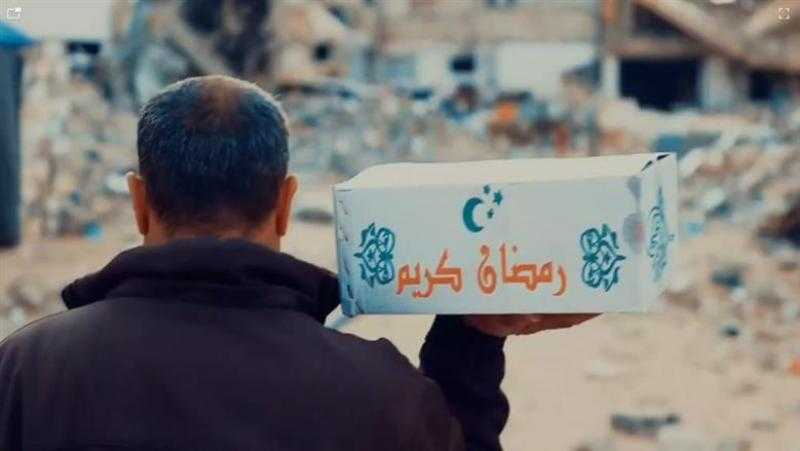 ”اللجنة المصرية” توزع الهدايا على أهالي قطاع غزة بمناسبة شهر رمضان المبارك