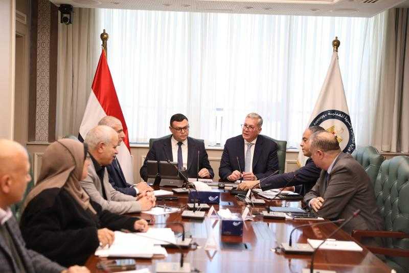 وزيرا الإسكان والبترول يبحثان سبل تعزيز التعاون لتسريع تنفيذ المشروعات المشتركة