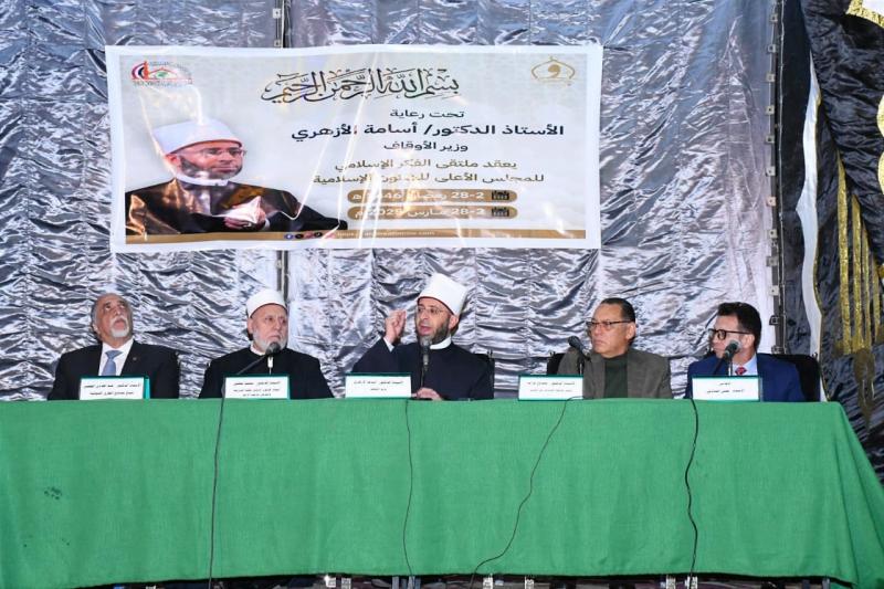 لتعزيز الوعي الديني ونشر الفكر الوسطي.. وزير الأوقاف يفتتح الملتقى الفكري بساحة مسجد الإمام الحسين