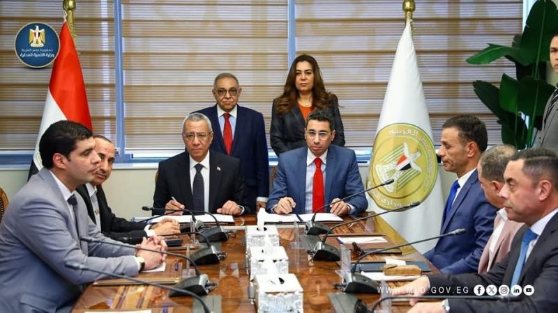 د منال عوض تشهد توقيع اتفاقية تعاون بين مركز التنمية المحلية بسقارة والمجلس الوطني للتدريب والتعليم