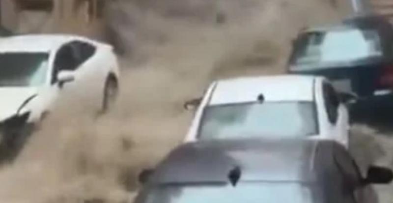 فيضانات عارمة تجتاح جران كناريا الإسبانية وتجرف السيارات بالشوراع