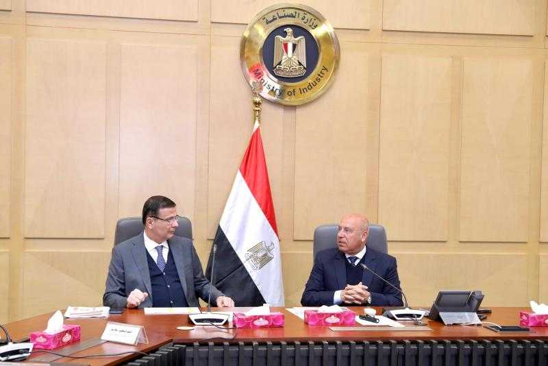 ”الوزير” و”فاروق” يبحثان تعزيز الاستفادة من خط الرورو لنقل الخضراوات والمنتجات المصرية لإيطاليا