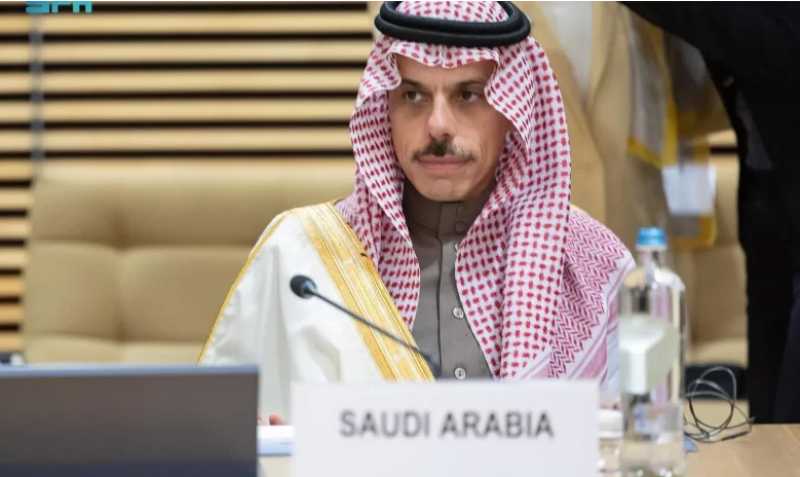 وزير الخارجية السعودي يصل القاهرة للمشاركة في القمة العربية غير العادية