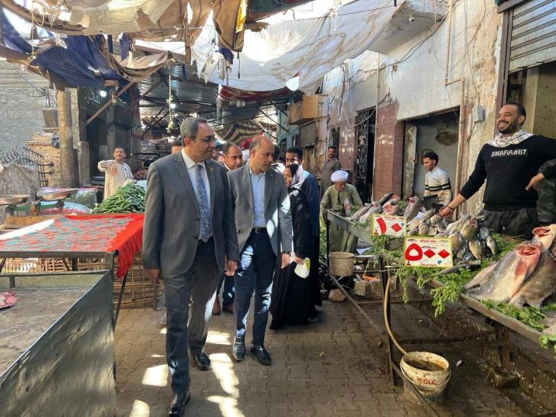 محافظ قنا يفاجئ أسواق الخضروات والمخابز ويوجه بتشديد الرقابة وتحسين المظهر الحضاري