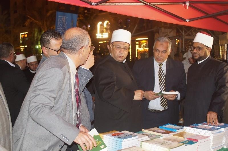 الجندي والصاوي يشيدان بإصدارات الأعلى للشئون الإسلامية خلال زيارتهما لمعرضه بساحة الإمام الحسين