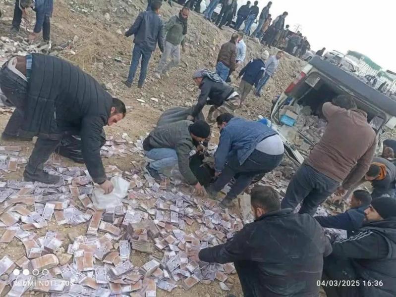 شاهد.. سوريون يجمعون ملايين الليرات تطايرت بعد حادث سير