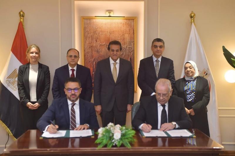 هيئة الدواء تشهد اتفاقية توطين أدوية الاورام بين ساندوز العالمية وسيديكو