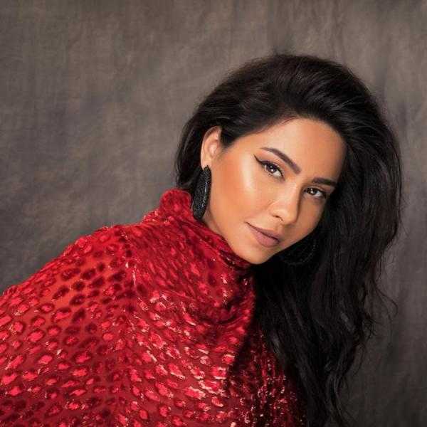 سمية درويش تتهم شيرين عبد الوهاب بالاستيلاء على ”متاخدة من الأيام”