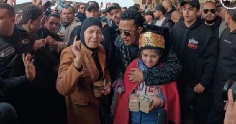 بطل سباحة من ذوى الهمم يفوز بـ 100 ألف جنيه في ”مدفع رمضان”