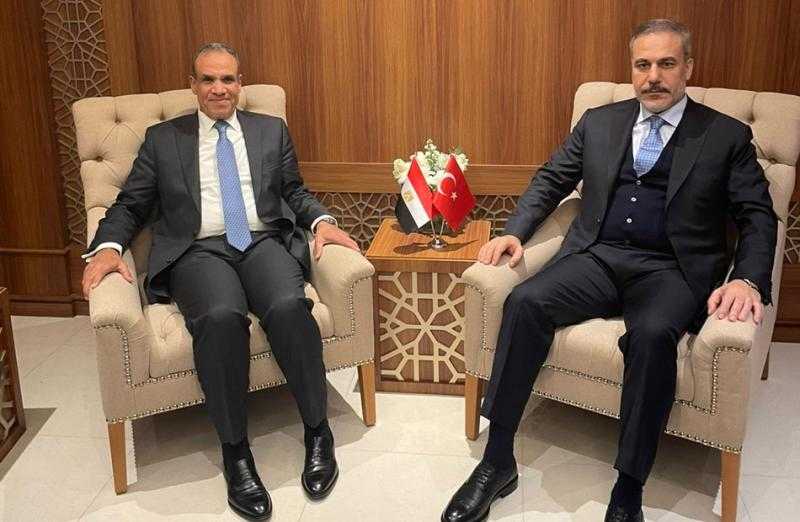 وزير الخارجية يعقد لقاءً مع نظيره التركي على هامش الاجتماع الاستثنائي لمنظمة التعاون الإسلامي