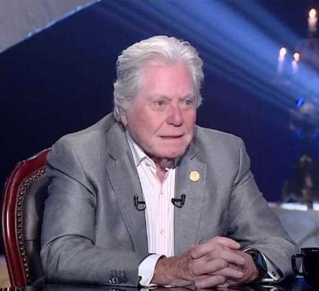 حسين فهمي: بعض زوجاتي ارتبطن بي بحثًا عن الشهرة والمكانة الاجتماعية