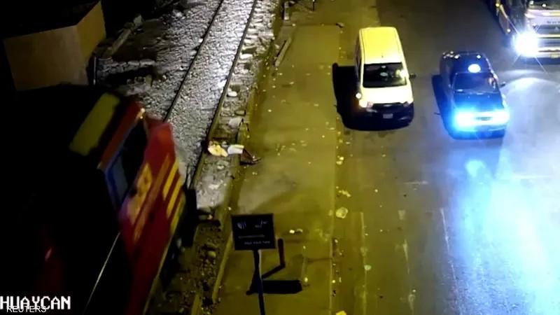 العناية الإلهية أنقذته.. شاب ينجو بأعجوبة بعدما صدمه قطار في البيرو (فيديو)