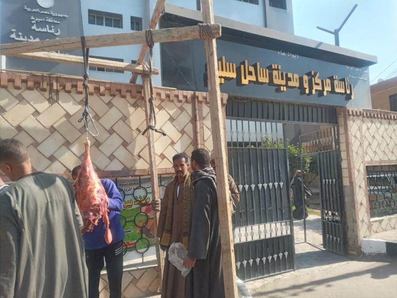 الكيلو بـ290 جنيها.. رئيس مركز ساحل سليم بأسيوط يتفقد منفذًا لبيع اللحوم البلدية