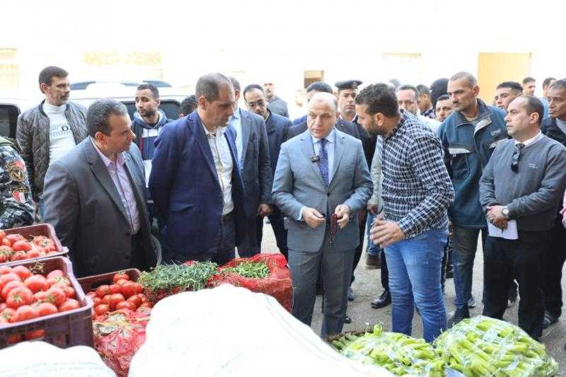 محافظ كفر الشيخ يلتقي المواطنين وتجار الخضراوات ويؤكد توافر السلع بـ31 معرضا