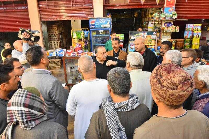 محافظ أسيوط يتفقد السوق التجاري الحضاري للباعة الجائلين بالحمراء