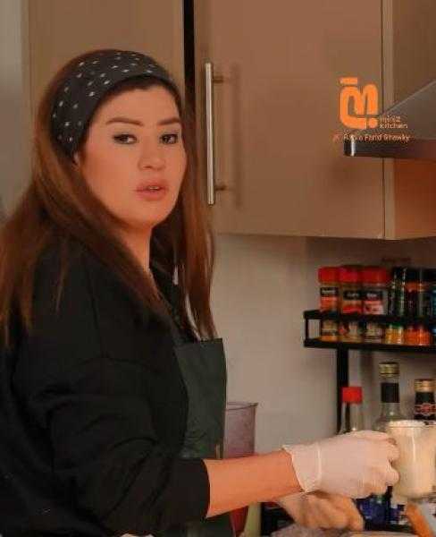 رانيا فريد شوقي تخوض أولى تجاربها كمقدمة برامج مع Miniz Kitchen على إنستجرام