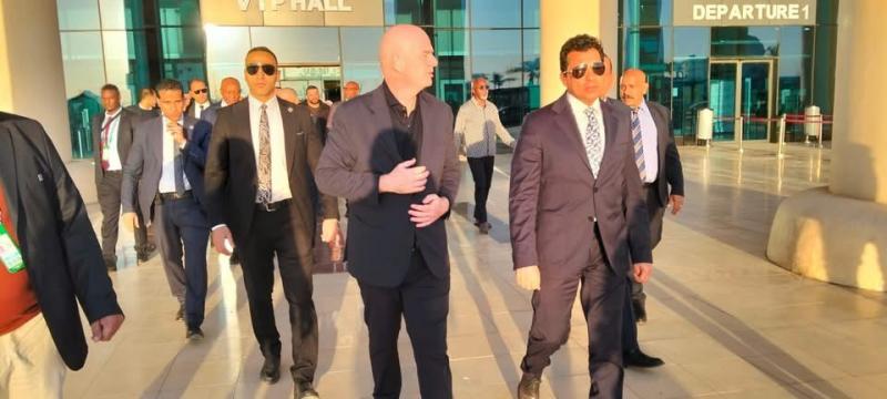 وزير الشباب والرياضة يستقبل رئيس الإتحاد الدولي لكرة القدم