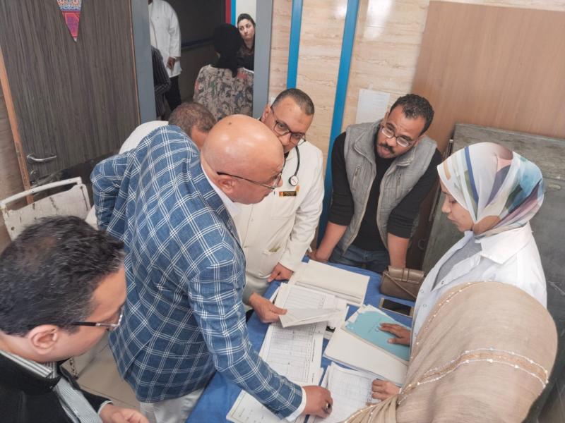 وكيل صحة قنا يتفقد الخدمات الطبية المقدمة داخل مستشفى الصدر.. صور