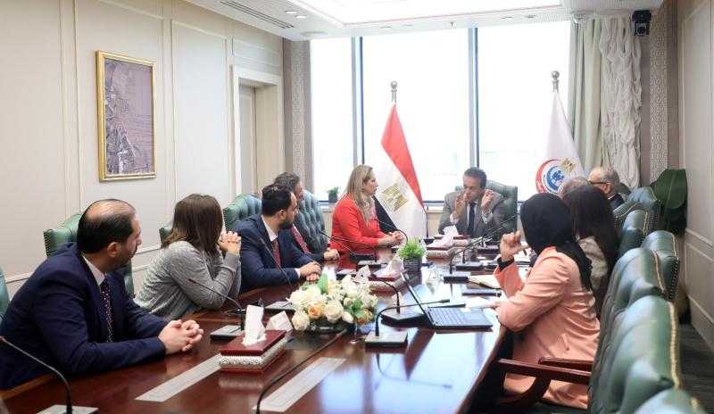 وزير الصحة يبحث مع ”ميدترونيك” سبل التعاون المشترك في مجال التكنولوجيا والحلول الطبية