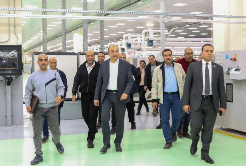 وزير قطاع الأعمال يتفقد مصانع ”مصر للغزل والنسيج” بالمحلة ويشارك العاملين إفطار رمضان