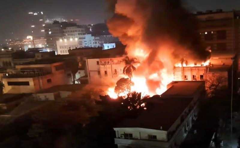 حريق هائل داخل أحد مباني المعامل المركزية لوزارة الصحة بالتحرير