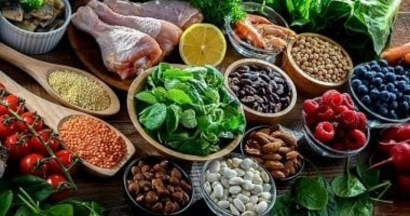 الالتزام بنظام غذائى صحى غنى بالأسماك والبقول فى سن الـ50 يحميك من الخرف