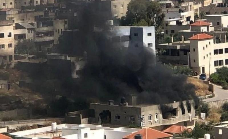 إعلام فلسطيني: قوات الاحتلال تحرق عددا من المنازل بمخيم جنين بالضفة الغربية