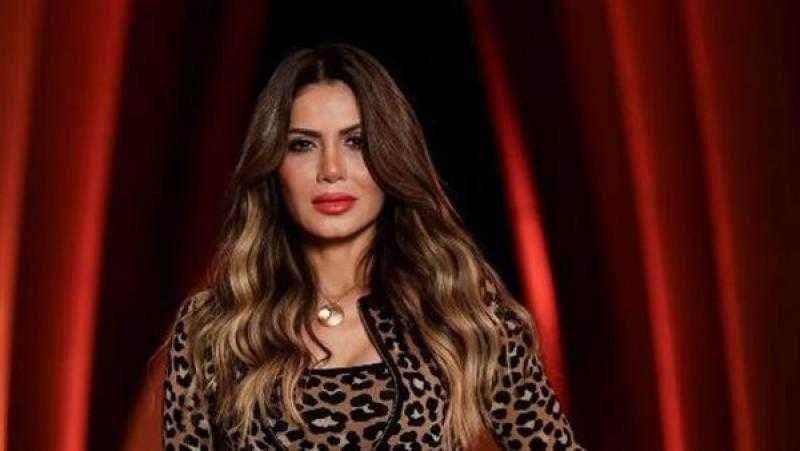 نجلاء بدر تدافع عن عادل إمام: انسحب.. ومن حقه يبقى له خصوصيته