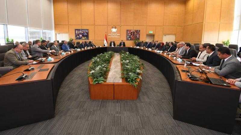 وزير الإسكان ورئيس العربية للتصنيع يستعرضان موقف المشروعات المشتركة ضمن مبادرة ”حياة كريمة”