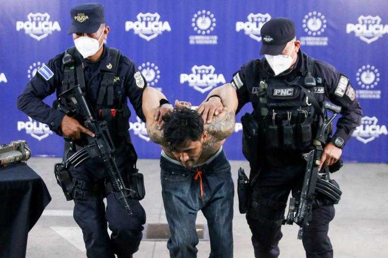 أمر قضائى يمنعه.. ترامب يتحدى القانون ويرحل مئات الفنزويليين إلى السلفادور