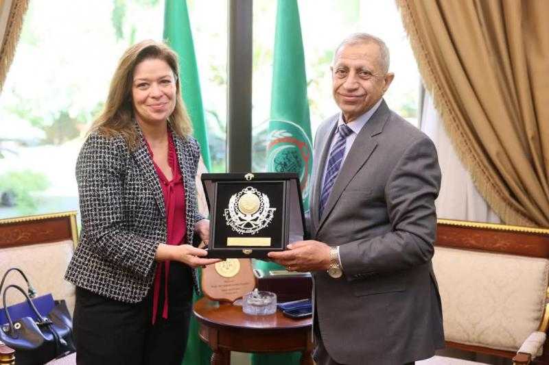 رئيس الأكاديمية العربية يستقبل وفدًا رفيع المستوى من السفارة الأمريكية بالقاهرة لبحث التعاون