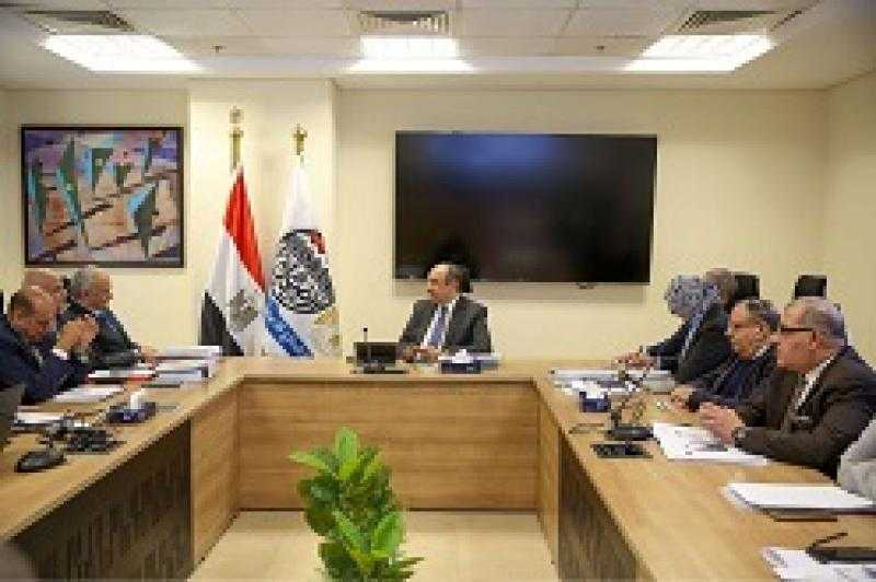 وزير قطاع الأعمال العام يستعرض موقف مشروعات القابضة للسياحة والفنادق