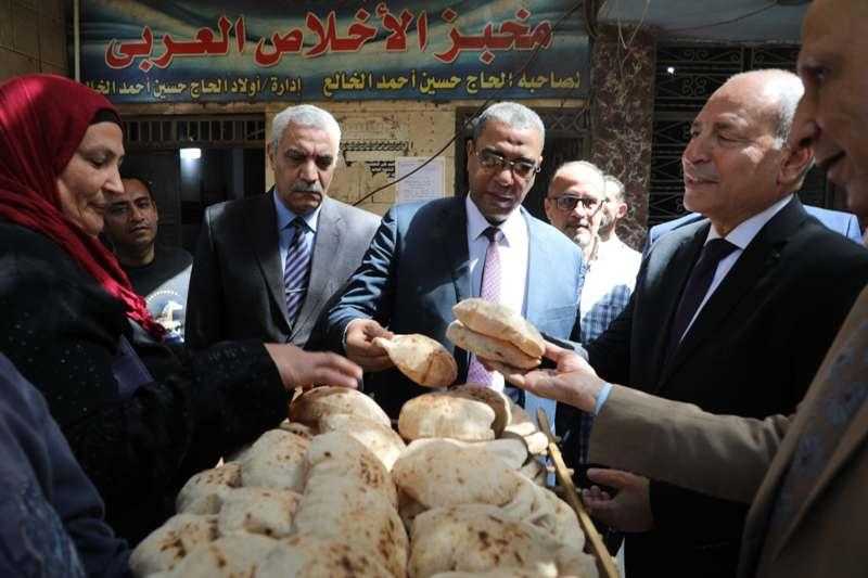 محافظ القاهرة يتفقد مخبزًا في حي طرة لمتابعة الالتزام بمواصفات الإنتاج
