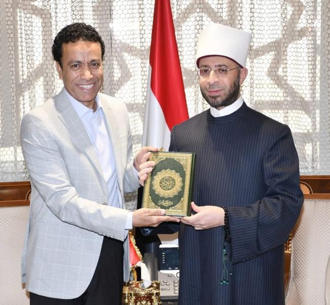 تقديرًا لدوره في نشر القيم المجتمعية.. وزير الأوقاف يكرم الفنان القدير سامح حسين