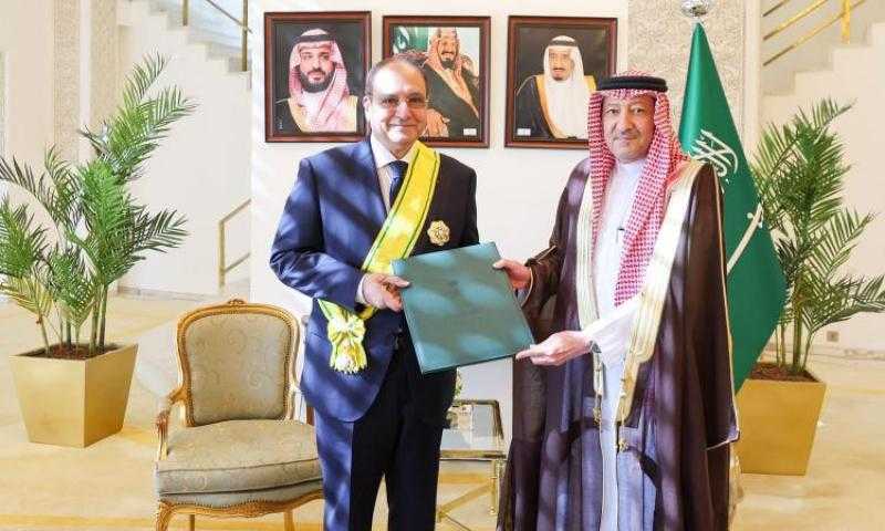 الخارجية السعودية تُقلد السفيرين المصري والفلسطيني وشاح الملك عبدالعزيز من الطبقة الثانية