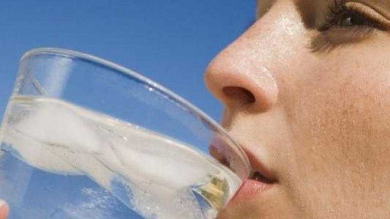 احذر من شرب المياه المثلجة على الإفطار.. قد تسبب خللاً في كهرباء القلب