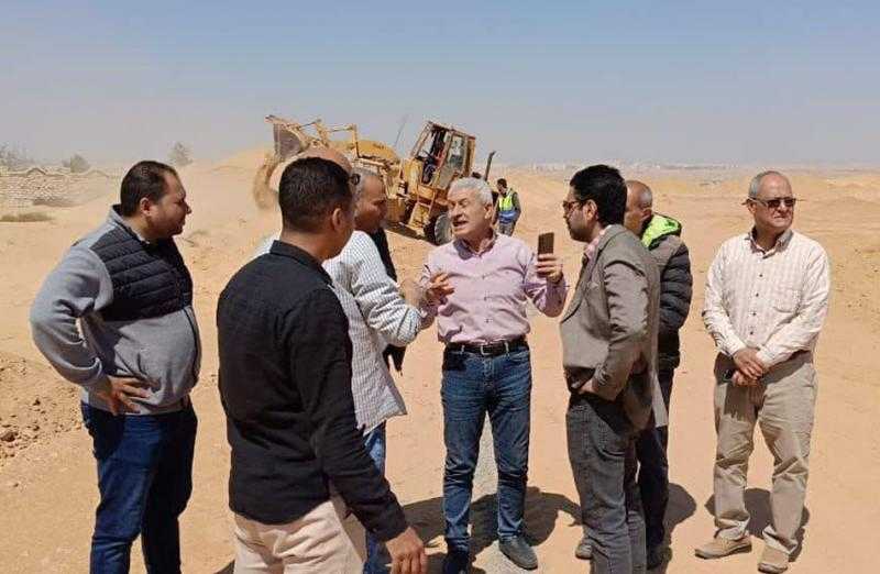 رئيس جهاز مدينة العبور الجديدة يتفقد أعمال ترفيق الأراضي المضافة للمدينة