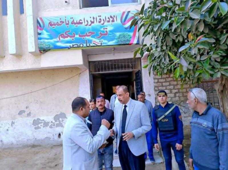 محافظ سوهاج يتفقد الشوارع ومستوى الخدمات المقدمة للمواطنين بالمصالح الحكومية بأخميم