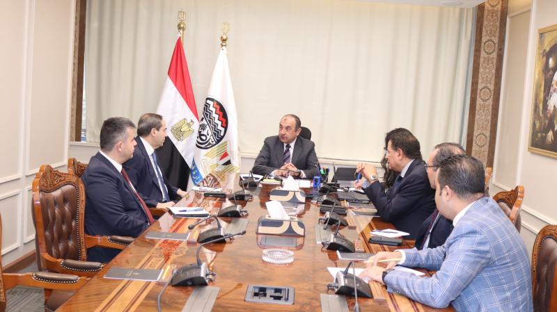 وزير قطاع الأعمال العام يبحث مع ”KCG” التركية للمنسوجات سبل التعاون المشترك