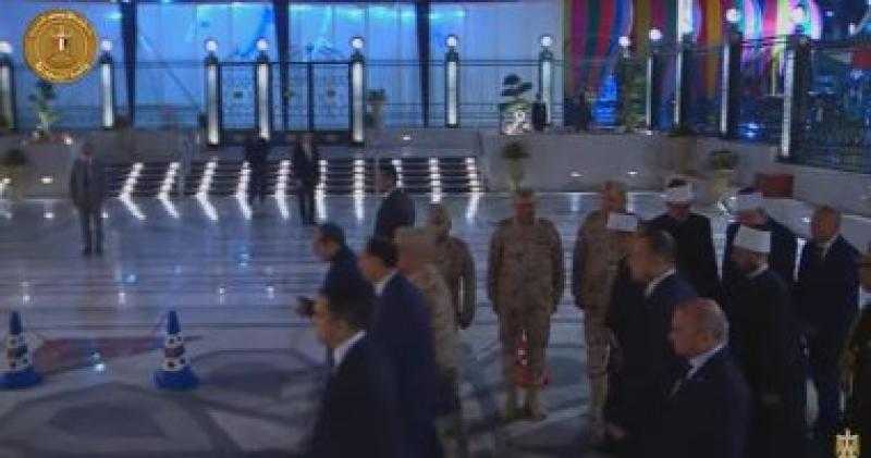الرئيس السيسى يستمع لشرح من رئيس الهيئة الهندسية بشأن أعمال تطوير مسجد السيدة نفيسة