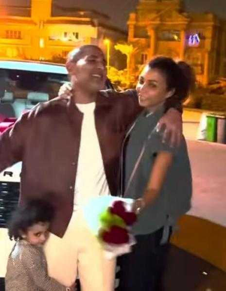 في عيد الأم.. أحمد سعد يهدي زوجته علياء بسيوني سيارة فارهة