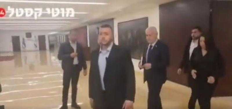 لحظة هروب نتنياهو إلى ملجأ أثناء هجوم صاروخي من اليمن طباعة