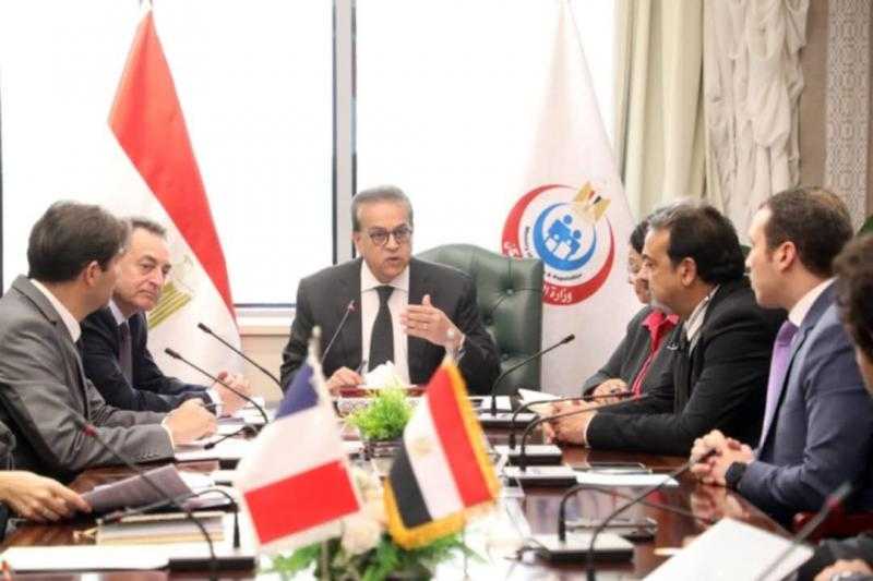 وزير الصحة يستقبل السفير الفرنسي بالقاهرة لبحث سبل التعاون في مجال الرعاية الصحية
