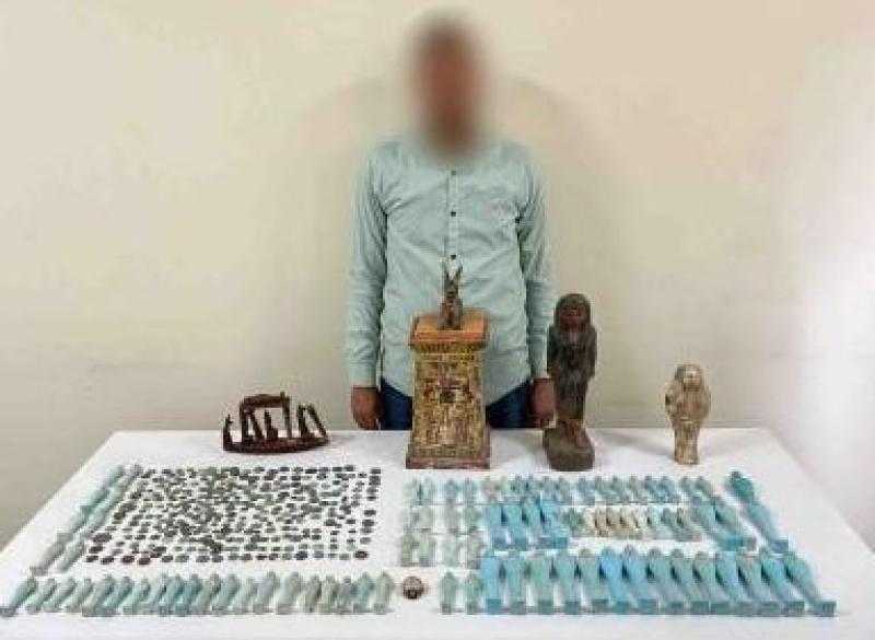 ضبط شخص بحوزته 390 قطعة أثرية بقصد الاتجار في أسيوط