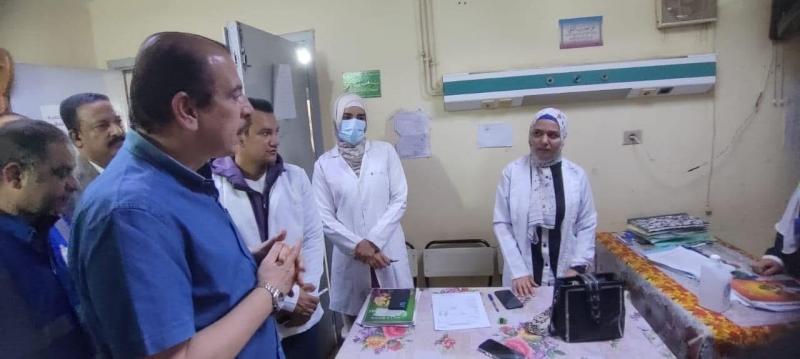 نائب وزير الصحة يجرى زيارة ميدانية لعددٍ من المستشفيات ومنشآت الرعاية الأولية بمحافظة أسيوط
