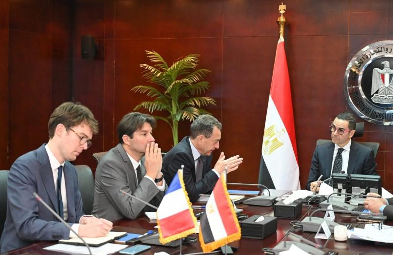 وزير الاستثمار يبحث مع سفير فرنسا بالقاهرة سبل تعزيز العلاقات الاقتصادية المشتركة بين البلدين