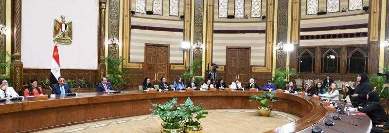 الرئيس السيسي يشاهد فيلما تسجيليا عن جهود الدولة لدعم المرأة المصرية