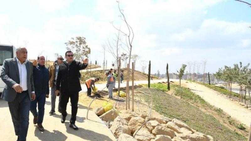 وزير الإسكان ومحافظ القاهرة يتفقدان مشروع حدائق ”تلال الفسطاط” بمصر القديمة